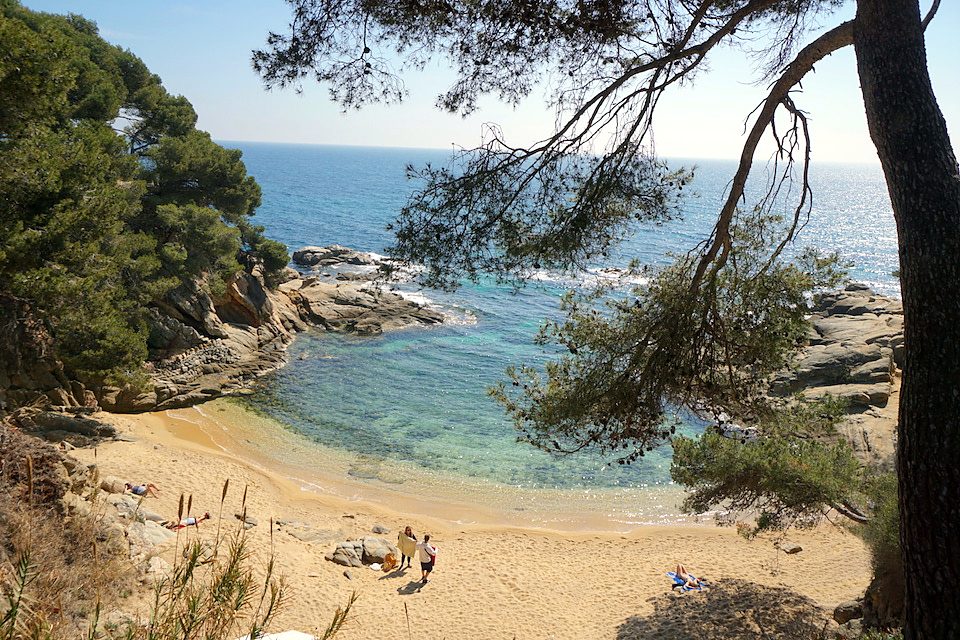Una playa al pie del jardín y una casa que usted termina a su gusto.