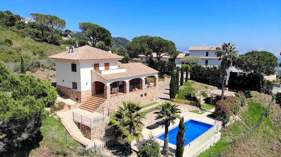 En el golf, tras los árboles: una villa privada con piscina y casita barbacoa.